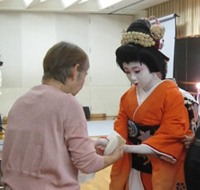 艻